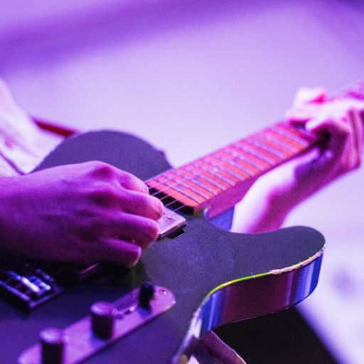 Nahaufnahme Musikfestival Em Bebbi sy Jazz: Gitarrist mit Elektrogitarre in pinkem Scheinwerferlicht